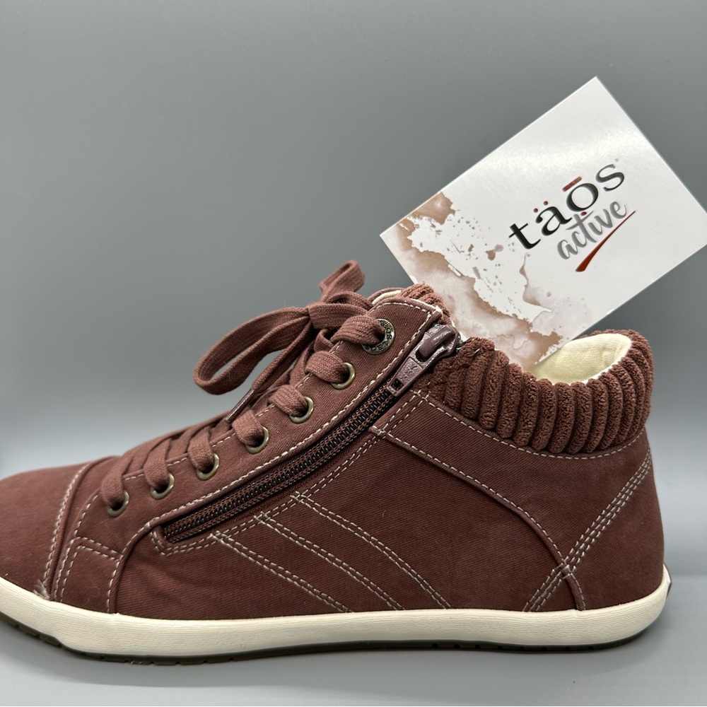 Taos Startup sneakers, zip, size 9.5